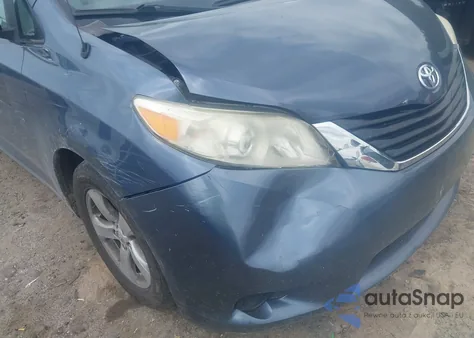 2013 Toyota Sienna Le V6 8 Passenger z USA, uszkodzony, nr VIN 5TDKK3DC0DS340583